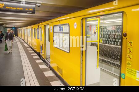 Die Linie U3 der Berliner U-Bahn Hat 24 Stationen und ist 19,7 km lang. Sie Verbindet Zehlendorf und Dahlem mit einsen im Zentrum Banque D'Images