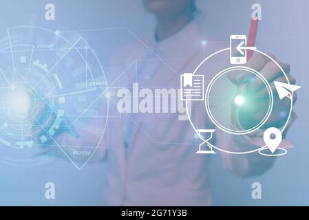 Femme dans une tablette de maintien uniforme montrant une interface virtuelle futuriste. Lady en costume utilisant un appareil Pencil Mobile interagir avec holographique Banque D'Images