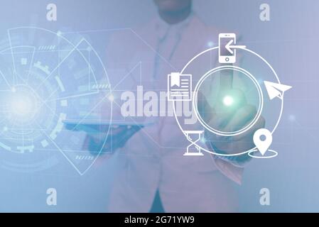 Femme dans une tablette de maintien uniforme montrant une interface virtuelle futuriste. Lady en costume utilisant un appareil Pencil Mobile interagir avec holographique Banque D'Images