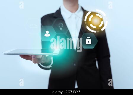 Femme debout et affichant un appareil mobile en utilisant un écran d'image virtuel futuriste. Lady en costume présente l'interface virtuelle moderne du téléphone Banque D'Images