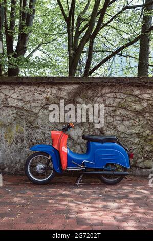 Osnabrück, Allemagne - avril 21 2021: Simson Schwalbe moped devant un mur Banque D'Images