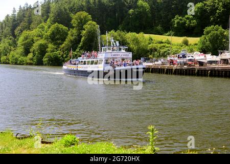 Les bateaux à aubes de Dartmouth « Château de Cardiff » arrivent à Totnes sur la rivière Dart. Les passagers portent un masque facial pendant la pandémie du coronavirus. Banque D'Images