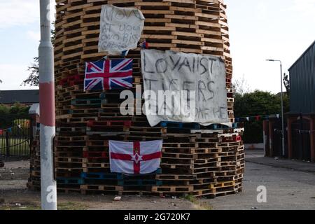 Tigers Bay, Bonfire, Duncairn Garden, Belfast, Irlande du Nord. Date de la photo : 10 juillet 2021 Banque D'Images