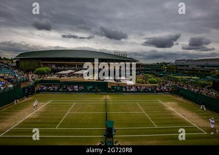 Une vue générale du jeu le 12 jour de Wimbledon au All England Lawn tennis and Croquet Club, Wimbledon. Date de la photo: Samedi 10 juillet 2021. Banque D'Images