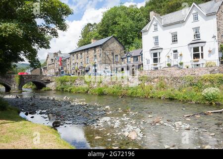 La rivière / afon Colwyn qui traverse le village gallois de Beddgelert à Snowdonia pays de Galles Royaume-Uni Banque D'Images