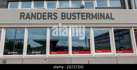 Randers, Danemark - 10 juillet 2021 : le logo de Randers Busterminal se connecter à Randers. Banque D'Images