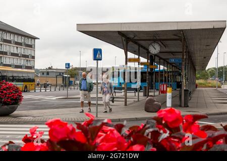 Randers, Danemark - 10-juillet-2021: Le terminal de bus de Randers, les gens attendent le bus. Banque D'Images