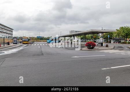 Randers, Danemark - 10-juillet-2021: Le terminal de bus de Randers, les gens attendent le bus. Banque D'Images