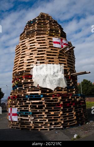 Tigers Bay, Bonfire, Duncairn Garden, Belfast, Irlande du Nord. Date de la photo : 10 juillet 2021 Banque D'Images