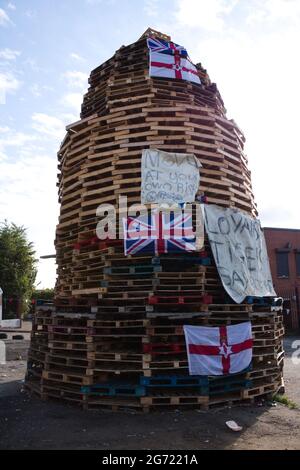 Tigers Bay, Bonfire, Duncairn Garden, Belfast, Irlande du Nord. Date de la photo : 10 juillet 2021 Banque D'Images