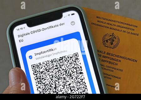 Erding, Allemagne. 10 juillet 2021. Sujet photo/symbole photo: Certificats COVID numériques de l'UE sur smartphone, protection complète de vaccination, certificat de vaccination, carte de vaccination numérique. Credit: dpa/Alay Live News Banque D'Images