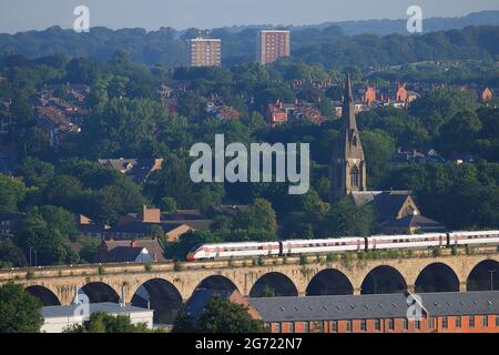 LNER Rail classe 801 en sortant de Leeds et en traversant Kirkstall Viaduct. Banque D'Images