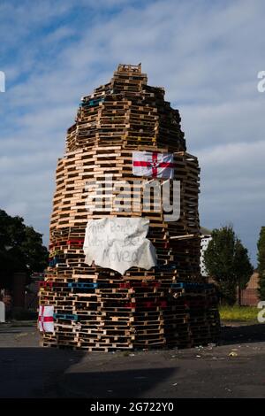 Tigers Bay, Bonfire, Duncairn Garden, Belfast, Irlande du Nord. Date de la photo : 10 juillet 2021 Banque D'Images