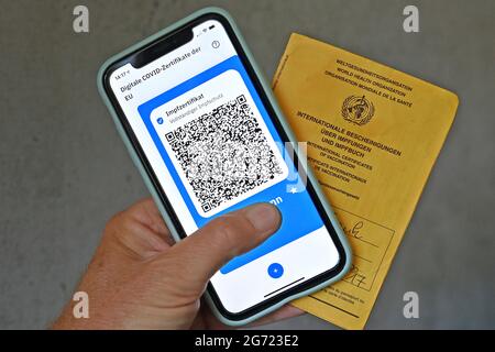 Photo du sujet / photo de symbole: Certificats COVID numériques de l'UE sur smartphone, protection complète de vaccination, certificat de vaccination, carte de vaccination numérique. Banque D'Images