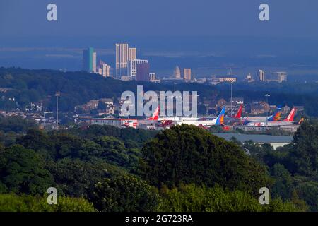 Vue depuis Otley Chevin en direction du sud-est vers l'aéroport de Leeds Bradford. La ville de Leeds en arrière-plan est à 9 miles de l'aéroport. Banque D'Images