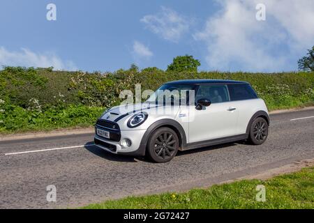 2021 blanc argent Mini Cooper S exclusive automatique à 7 vitesses, 1998cc essence 2dr à hayon en route vers Capesthorne Hall Classic May car show, Cheshire, Royaume-Uni Banque D'Images