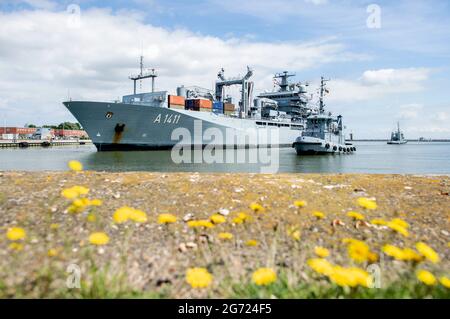 Wilhelmshaven, Allemagne. 10 juillet 2021. Le navire de ravitaillement de la force opérationnelle 'Berlin' entre dans le port à la base navale. Le navire est retourné à Wilhelmshaven après une mission de l'UE d'une durée d'environ quatre mois, dont le but était d'arrêter le trafic d'armes à travers la Méditerranée vers la Libye. Credit: Hauke-Christian Dittrich/dpa/Alay Live News Banque D'Images