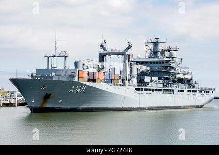 Wilhelmshaven, Allemagne. 10 juillet 2021. Le navire de ravitaillement de la force opérationnelle 'Berlin' entre dans le port à la base navale. Le navire est retourné à Wilhelmshaven après une mission de l'UE d'une durée d'environ quatre mois, dont le but était d'arrêter le trafic d'armes à travers la Méditerranée vers la Libye. Credit: Hauke-Christian Dittrich/dpa/Alay Live News Banque D'Images