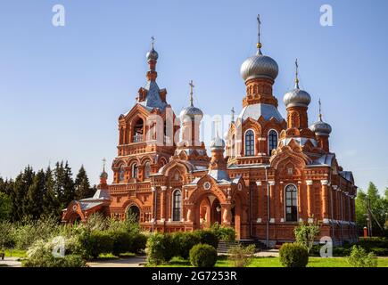 Église de l'exaltation de la Sainte Croix en briques rouges de style russe, village de Darna, région de Moscou, Russie Banque D'Images