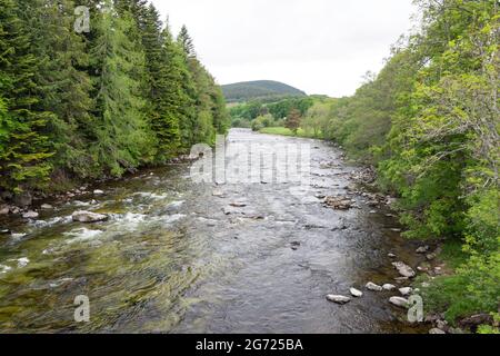 Rivière Dee à l'entrée du château et des jardins de Balmoral, Royal Deeside, Aberdeenshire, Écosse, Royaume-Uni Banque D'Images