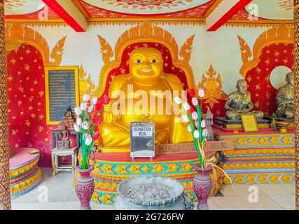 Golden FAT riant Bouddha statue dans Wat Phra Yai Grand Bouddha temple sur l'île de Koh Samui Surat Thani Thaïlande. Banque D'Images