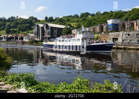 Les bateaux à aubes de Dartmouth « Château de Cardiff » arrivent à Totnes sur la rivière Dart. Les passagers portent un masque facial pendant la pandémie du coronavirus. Banque D'Images