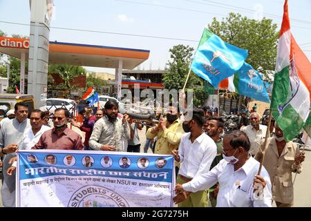 Beawar, Inde. 10 juillet 2021. Des militants de la National Student Union of India (NSUI) et du Congrès protestent contre le gouvernement Modi du Centre au sujet de la hausse du prix des bouteilles d'essence, de diesel et de GPL (Liquidfied Petroleum Gas), à une pompe à carburant à Beawar. (Photo de Sumit Saraswat/Pacific Press) crédit: Pacific Press Media production Corp./Alay Live News Banque D'Images