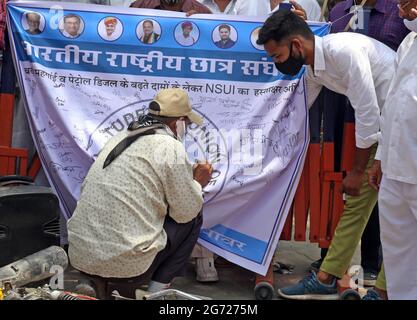 Beawar, Inde. 10 juillet 2021. Un Indien a fait son signe lors d'une campagne emblématique du Congrès contre le gouvernement Modi du centre sur la hausse des prix des bouteilles d'essence, de diesel et de GPL (gaz de pétrole liquéfié), à une pompe à carburant à Beawar. (Photo de Sumit Saraswat/Pacific Press) crédit: Pacific Press Media production Corp./Alay Live News Banque D'Images