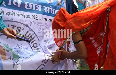 Beawar, Inde. 10 juillet 2021. Une femme indienne en voile met son signe en signe lors d'une campagne emblématique du Congrès contre le gouvernement Modi du centre sur la hausse des prix des bouteilles d'essence, de diesel et de GPL (gaz de pétrole liquéfié), à une pompe à carburant à Beawar. (Photo de Sumit Saraswat/Pacific Press) crédit: Pacific Press Media production Corp./Alay Live News Banque D'Images