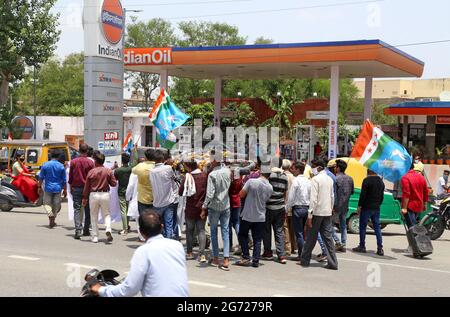 Beawar, Inde. 10 juillet 2021. Des militants de la National Student Union of India (NSUI) et du Congrès protestent contre le gouvernement Modi du Centre au sujet de la hausse du prix des bouteilles d'essence, de diesel et de GPL (Liquidfied Petroleum Gas), à une pompe à carburant à Beawar. (Photo de Sumit Saraswat/Pacific Press) crédit: Pacific Press Media production Corp./Alay Live News Banque D'Images