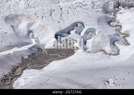 Fusion de glace dans le glacier - texture du glacier. Magnifique paysage panoramique des Alpes suisses. Vue sur Monte Rosa et Gorner Glacier, Zermatt Banque D'Images