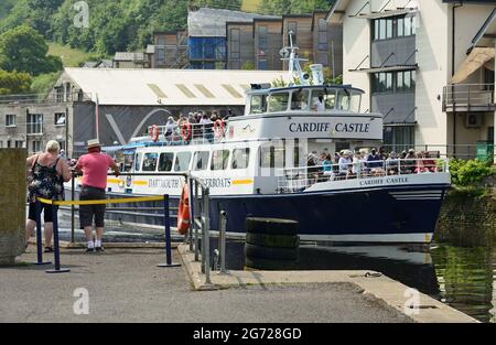 Les bateaux à aubes de Dartmouth « Château de Cardiff » arrivent à Totnes sur la rivière Dart. Les passagers portent un masque facial pendant la pandémie du coronavirus. Banque D'Images