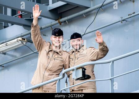 Wilhelmshaven, Allemagne. 10 juillet 2021. Les soldats de la Marine déferle du navire lors de l'arrivée du navire de ravitaillement de la force opérationnelle 'Berlin' à la base navale. Le navire est retourné à Wilhelmshaven après une mission de l'UE d'une durée d'environ quatre mois, dont le but était d'arrêter le trafic d'armes à travers la Méditerranée vers la Libye. Credit: Hauke-Christian Dittrich/dpa/Alay Live News Banque D'Images