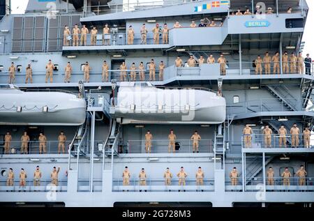 Wilhelmshaven, Allemagne. 10 juillet 2021. Des soldats de la Marine se tiennent à bord du navire lors de l'arrivée du navire de ravitaillement de la force opérationnelle « Berlin » à la base navale. Le navire est retourné à Wilhelmshaven après une mission de l'UE d'une durée d'environ quatre mois, dont le but était d'arrêter le trafic d'armes à travers la Méditerranée vers la Libye. Credit: Hauke-Christian Dittrich/dpa/Alay Live News Banque D'Images