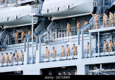 Wilhelmshaven, Allemagne. 10 juillet 2021. Des soldats de la Marine se tiennent à bord du navire lors de l'arrivée du navire de ravitaillement de la force opérationnelle « Berlin » à la base navale. Le navire est retourné à Wilhelmshaven après une mission de l'UE d'une durée d'environ quatre mois, dont le but était d'arrêter le trafic d'armes à travers la Méditerranée vers la Libye. Credit: Hauke-Christian Dittrich/dpa/Alay Live News Banque D'Images