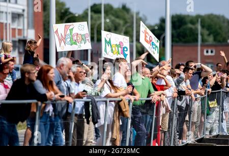 Wilhelmshaven, Allemagne. 10 juillet 2021. Les parents accueillent les membres de leur famille alors que le navire de ravitaillement de la force opérationnelle « Berlin » entre dans le port à la base navale. Le navire est retourné à Wilhelmshaven après une mission de l'UE d'une durée d'environ quatre mois, dont le but était d'arrêter le trafic d'armes à travers la Méditerranée vers la Libye. Credit: Hauke-Christian Dittrich/dpa/Alay Live News Banque D'Images