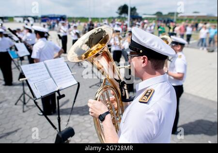 Wilhelmshaven, Allemagne. 10 juillet 2021. Le Marine Music corps joue lors de l'arrivée du navire de ravitaillement de la force opérationnelle 'Berlin' dans le port de la base navale. Le navire est retourné à Wilhelmshaven après une mission de l'UE d'une durée d'environ quatre mois, dont le but était d'arrêter le trafic d'armes à travers la Méditerranée vers la Libye. Credit: Hauke-Christian Dittrich/dpa/Alay Live News Banque D'Images