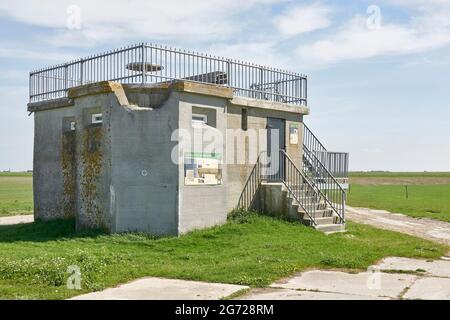 Bunker WW2 dans la zone marécageuse de Noarderleech. Le bunker a été construit comme un poste d'observation lors du bombardement de la Luftwaffe allemande. Banque D'Images