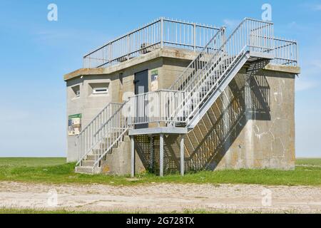 Bunker WW2 dans la zone marécageuse de Noarderleech. Le bunker a été construit comme un poste d'observation lors du bombardement de la Luftwaffe allemande. Banque D'Images