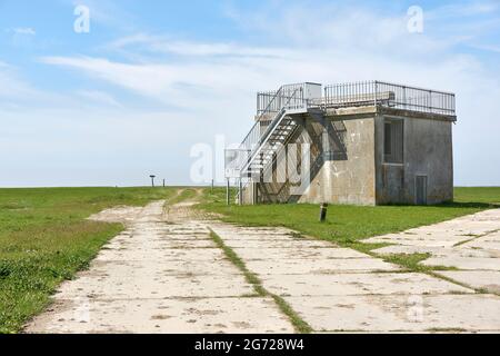 Bunker WW2 dans la zone marécageuse de Noarderleech. Le bunker a été construit comme un poste d'observation lors du bombardement de la Luftwaffe allemande. Banque D'Images