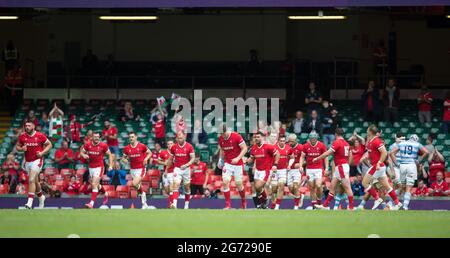 Cardiff, Royaume-Uni. 10 juillet : l'équipe du pays de Galles marche pendant le match international d'été 2021 entre le pays de Galles et l'Argentine au stade de la Principauté. Banque D'Images