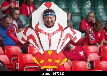 Cardiff, Royaume-Uni. 10 juillet : un fan gallois se présente au stade de la Principauté lors du match international d'été 2021 entre le pays de Galles et l'Argentine. Banque D'Images
