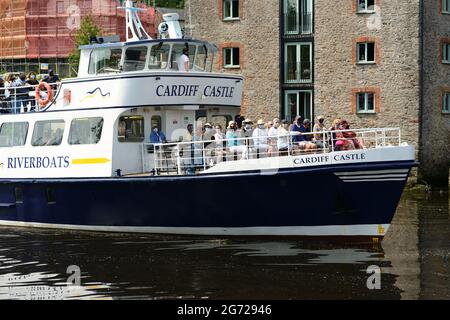 Les bateaux à aubes de Dartmouth « Château de Cardiff » arrivent à Totnes sur la rivière Dart. Les passagers portent un masque facial pendant la pandémie du coronavirus. Banque D'Images