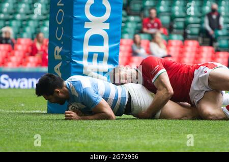 Cardiff, Royaume-Uni. 10 juillet : Jeronimo de la Fuente (Argentine) contrôle le ballon lors du match international d'été 2021 entre le pays de Galles et l'Argentine au stade de la Principauté. Banque D'Images