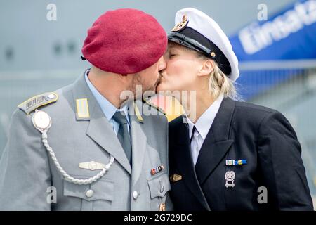 Wilhelmshaven, Allemagne. 10 juillet 2021. Oberstabsgefreiter Sepp Hedel et Oberbootsmann Swantje Rossa baiser après l'arrivée des Einsatzgruppenversorgers 'Berlin' à la base navale. Hedel avait déjà proposé à sa petite amie de sortir du navire. Le navire est retourné à Wilhelmshaven après une mission de l'UE d'une durée d'environ quatre mois, dont le but était d'arrêter le trafic d'armes à travers la Méditerranée vers la Libye. Credit: Hauke-Christian Dittrich/dpa/Alay Live News Banque D'Images