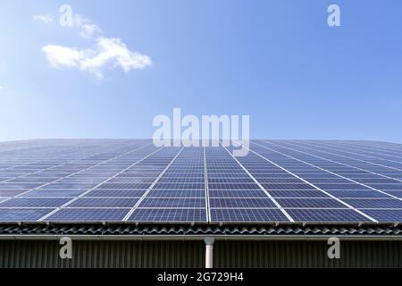 capteurs solaires montés sur le toit sur le grand toit Banque D'Images