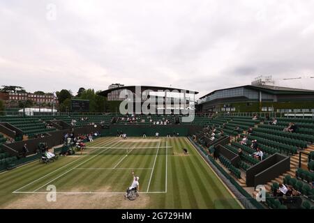 Alfie Hewett et Gordon Reid (non représentés) en action pendant leur finale en fauteuil roulant double contre Joachim Gerard et Tom Egberink le douze jour de Wimbledon au All England Lawn tennis and Croquet Club, Wimbledon. Date de la photo: Samedi 10 juillet 2021. Banque D'Images