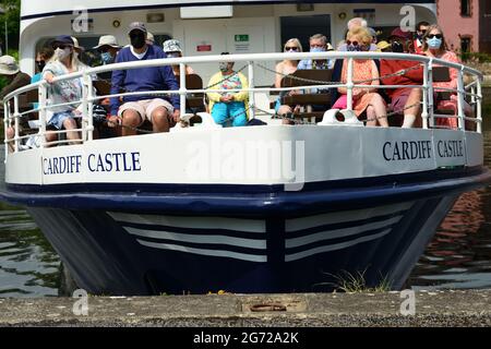 Dirigez-vous vers la vue sur les bateaux à aubes de Dartmouth, le château de Cardiff, qui arrivent à Totnes. Les passagers portent un masque facial pendant la pandémie du coronavirus. Banque D'Images