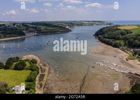 HELFORD, CORNWALL, ROYAUME-UNI - 23 JUIN 2021. Paysage aérien du passage et de l'estuaire de Helford à Cornwall, au Royaume-Uni Banque D'Images