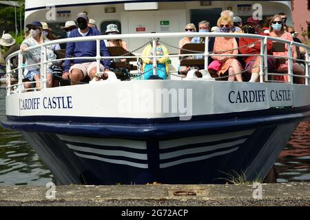 Dirigez-vous vers la vue sur les bateaux à aubes de Dartmouth, le château de Cardiff, qui arrivent à Totnes. Les passagers portent un masque facial pendant la pandémie du coronavirus. Banque D'Images